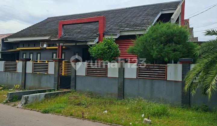 For Quick Sale: Corner House in Griya Jakarta, Pamulang. Freehold Title House, Requires Minimal Renovation, located on Menteng Raya Street, Griya Jakarta Housing Complex, Siliwangi Street, West Pamulang, Pamulang, South Tangerang City, Banten, Indonesia, 15417, Pamulang.