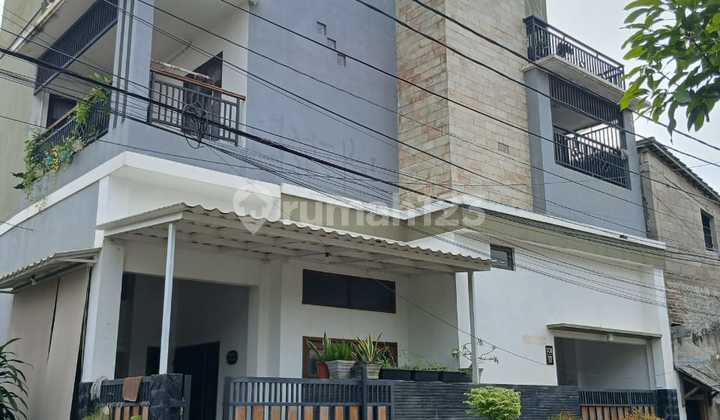 3-Story Hook House 3-Story Hook House