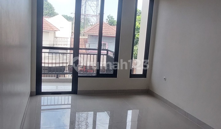 Rumah 2 Lantai Jl Boulevard Dekat Perbelanjaan 2