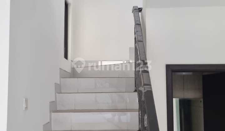 Rumah 2 Lantai Dekat Perbelanjaan 2