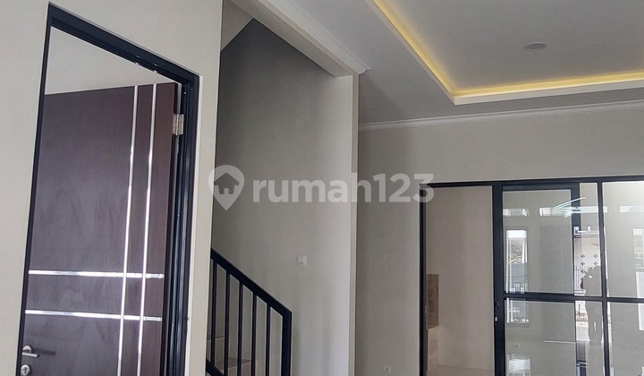 Rumah 2 Lantai Jl Boulevard Lingkungan Luas 2