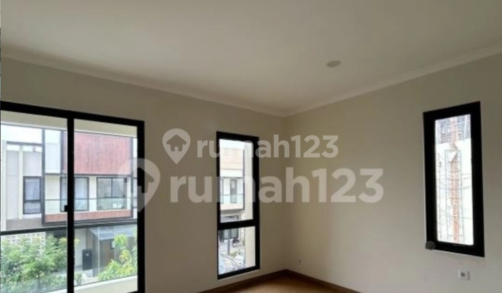 Luxury 2-Story House 2