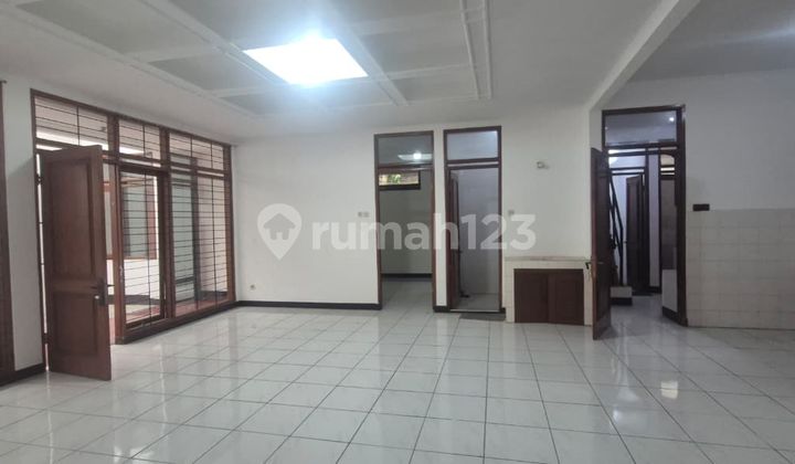 Turun Harga! Rumah bisa Dijadikan Kost di Area Tenang Sukakarya, Suria Sumantri, Universitas Kristen Maranatha,Bandung, 220.0 M²