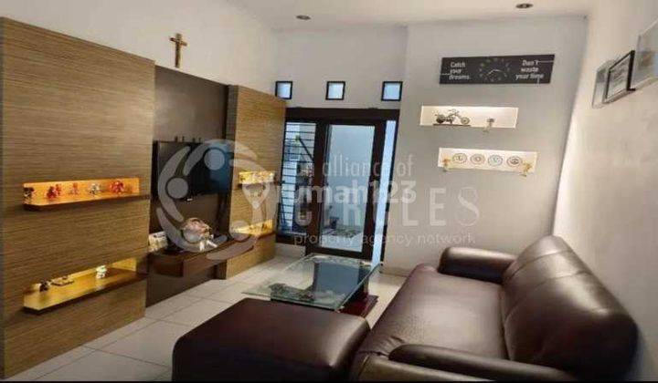 Wajib Banget Lirik Rumah Cantik Semi Furnish di Taman Holis Indah 6