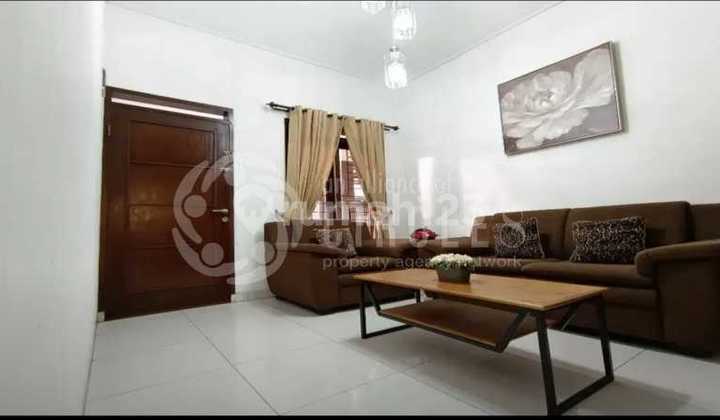Wajib Banget Lirik Rumah Cantik Semi Furnish di Taman Holis Indah 7