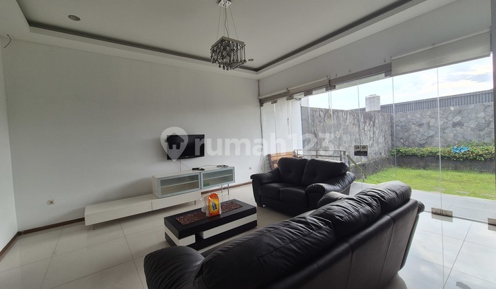 Luas Tanah Besar, Rumah Cantik Siap Huni Berlokasi di Cluster Elite Setra Duta, Bandung