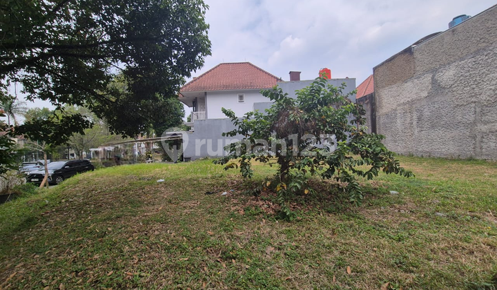 Bebas Desain! Kavling Depan Taman Berlokasi Di Kawasan Tenang Kota Baru Parahyangan, Bandung
