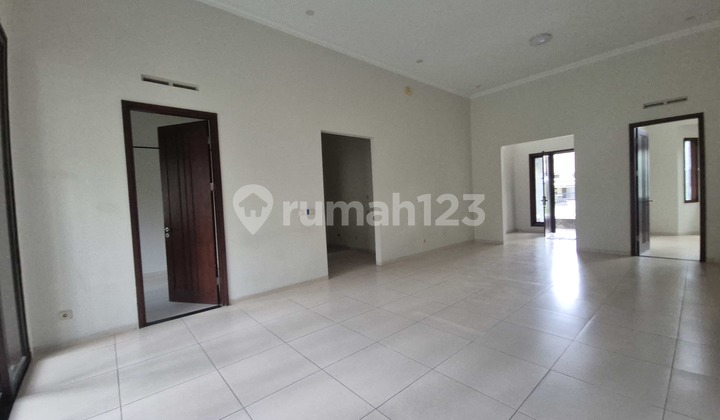 For Sale Rumah Tinggal Cantik Kondisi Terawat Diarea Kota Baru Parahyangan, Bandung 2