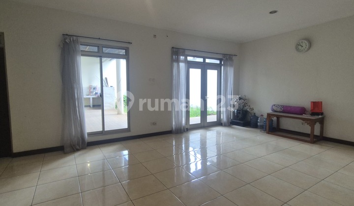 Disewakan Rumah Dengan Kondisi Terawat Sudah Semi Furnish, Kota Baru Parahyangan Bandung