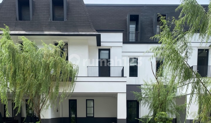 Theta House Town House Modern Classic Style Diarea Pondok Indah Jakarta Selalatan Dengan 3 Lantai Luas 302 m2 3 KM . Dekat Ke Tol, Dekat Pim Dan Continental Hotel..