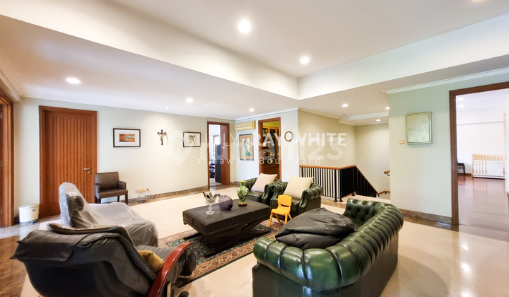 Rumah Klasik Minimalis Taman Luas Lokasi Strategis Lingkungan Tenang 2