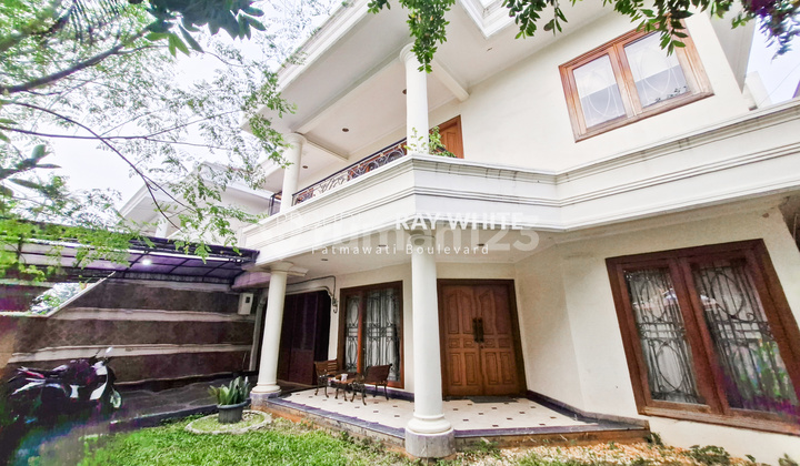 Rumah Dengan Taman Luas Lokasi Strategis Dekat Stasiun MRT 2