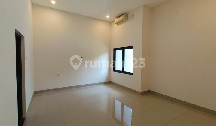 Rumah Baru Manyar Tompotika 1 Lantai Luas 240 Row Jalan 12 Mobil Surabaya Timur 2