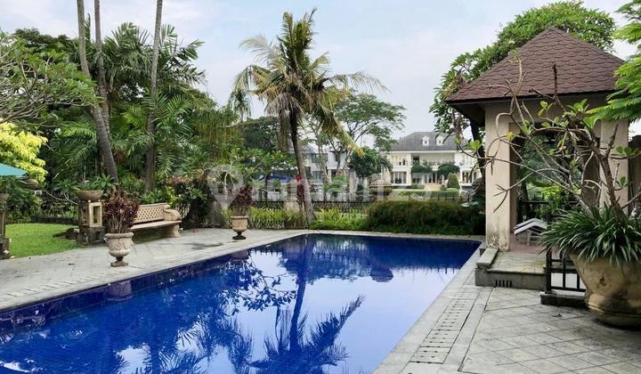 Rumah mewah ada pool dan view golf di citraland surabaya barat