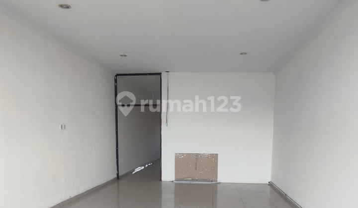Strategic 3-Story Commercial Building For Rent In Kalibanteng, West Semarang 2