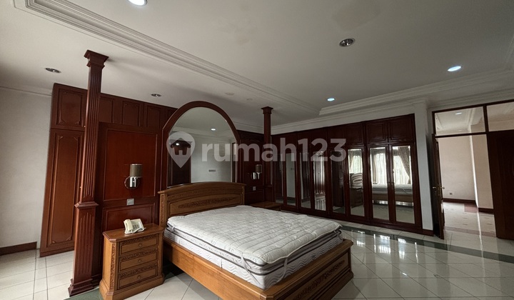 Rumah  Besar dan Luas Fully Furnished, 2 Lantai  ada Swimming Pool di Raffles Hills  2