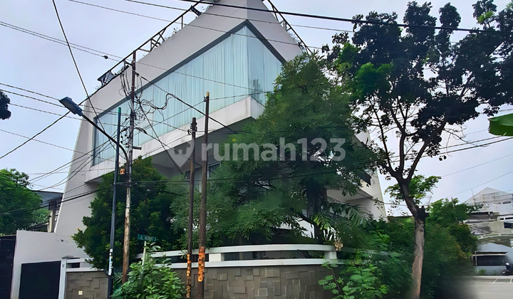 RUMAH HOOK 3 LANTAI + ROOFTOP GAZEBO DI JELAMBAR