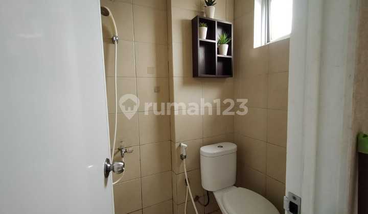 FOR SALE OAK TOWER EAST JAKAPTA CHEAP  TOWER B 12th Floor Size 42m   2 bedroom type fully furnished   Furniture:   Spring bed   Wardrobe   TV   AC   Refrigerator   Facilities:   Swimming pool   Sky garden   Playground   Gym   Jogging track   Price 6 2