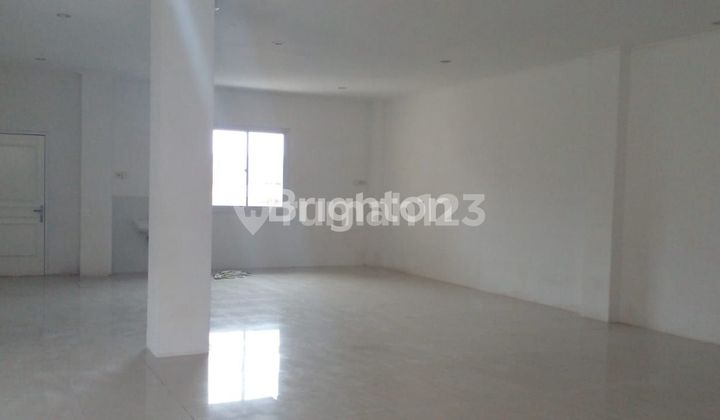 Ready-to-Use Commercial Property in a Strategic Location 2