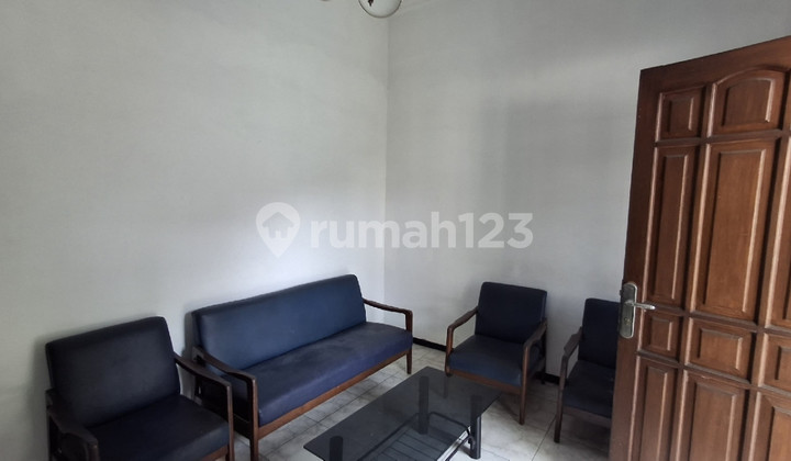 House with Potential for Restaurant Business on Buah Buahan Street, Malang 2