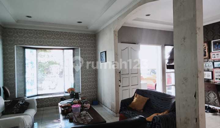 Quick sale of a 2-story house in Graha Bintaro. 2