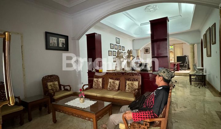 Luxurious Comfortable Lush Classic Style House in Baranangsiang Bogor. Luxurious Comfortable Lush Classic Style House in Baranangsiang Bogor.