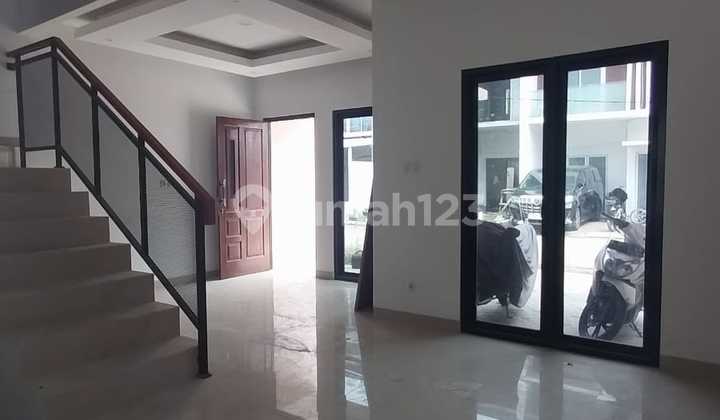 Rumah Minimalis Modern, 2 Lantai di Grand West Residence, Perwira Bekasi 2