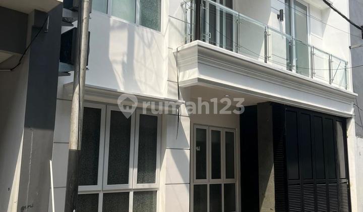 Rumah Kebon Jeruk, 3 Lantai, 4+1 Kamar Tidur, Furnished, Siap Huni