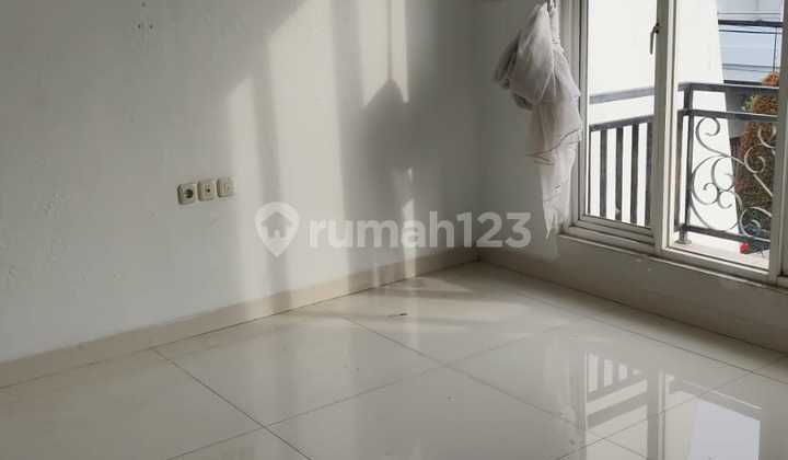 Janur Elok House Kelapa Gading 4 Bedrooms 2 Floors Land Area 187m² Building Area 260m² for Sale

Janur Elok House Specifications:
Land Area: 11 x 17 = 187 m²
Building Area: 260 m²
Bedrooms: 4 + 1
Bathrooms: 4 + 1
2 Floors, South Facing
Electricity: 5500 Watt (token)
Price: Rp 6.5 Billion (Negotiable)
Ceiling
Contact: 081271183555
Area: 60 m² 2