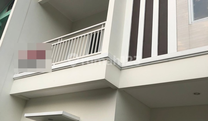 Ready-to-Occupy House with SHM, 2 Floors, 3 Bedrooms in Graha Raya Bintaro - 5 Minutes to Parigi Toll Road