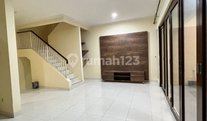 Beautiful Ready-to-Live-in 5-Bedroom House, Spacious Land, Semi-Furnished, 10 Minutes to Discovery Bintaro Toll Access, South Tangerang 2