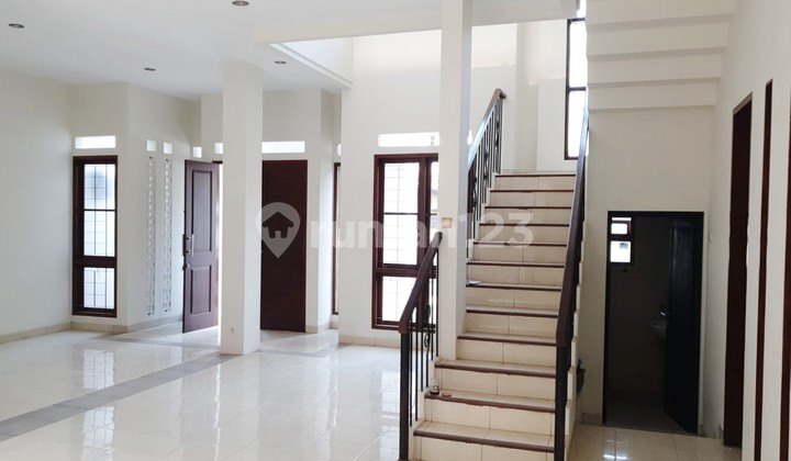 Classic House Newly Renovated Lebak Bulus - 8 Menit MRT, SHM, Akses Tol Depan Kompleks