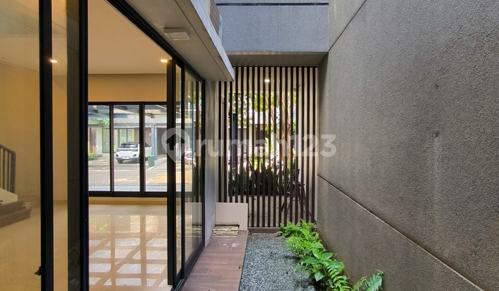 Rumah Siap Huni Modern Asri Mewah Taman Samping 4 Kamar 2 Lantai Startegis 10 menit ke Tol di Discovery Amore Bintaro Sektor 9 Tangerang Selatan