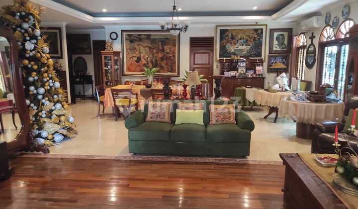 Rumah Mewah Strategis Pinggir Jalan Lebak Bulus Jakarta Selatan - 6 Kamar & Kolam Renang