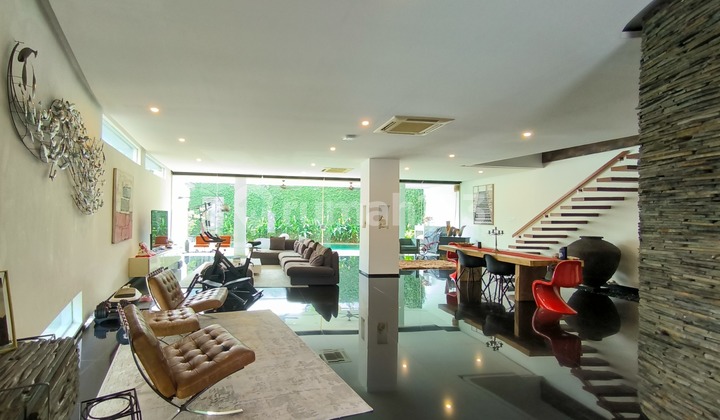 Private Family Home Bintaro Sektor 5 dengan Private Pool