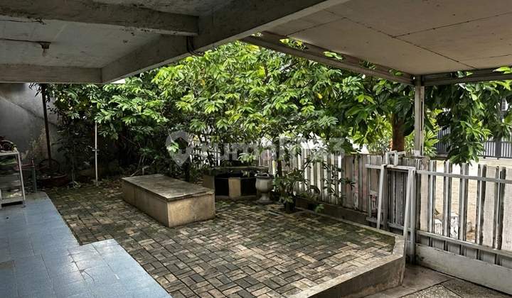 Rumah Tanah 240 M2 SHM Halaman Luas di One Gated Cluster Mega Cinere