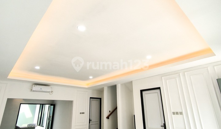 Rumah Bergaya Modern dengan sentuhan Elegance dengan Balcony 4 Kamar 2 Lantai Bathtub di Emerald Garden Bintaro Jaya Tangerang Selatan