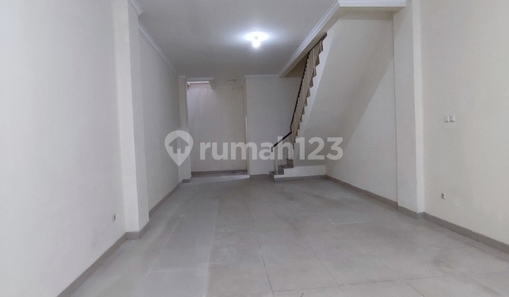 Awesome!! Strategic Area Shop House, Green Lake City