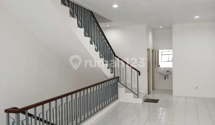 For Rent, Strategic Shop House by the Road Suitable for Office/Business in Central Jakarta 2