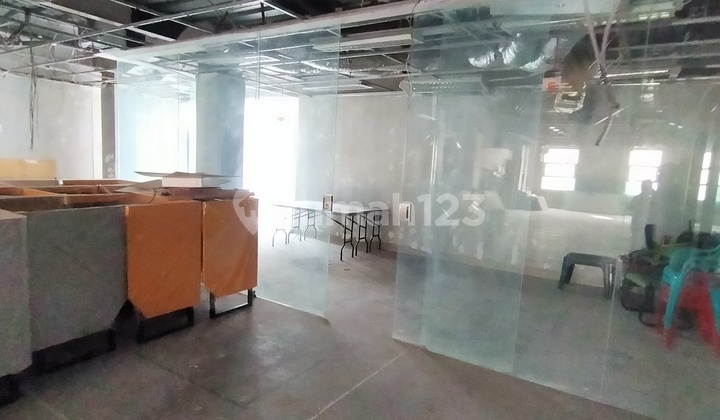 Ruang Usaha Di Wilayah Pluit, Akses Mudah, Disewakan Dalama Keadaan Kosong ( Bare ) 2