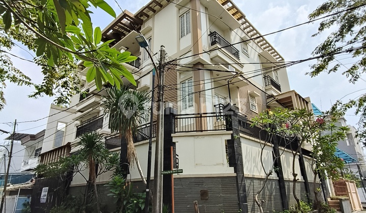 Rumah Lama Muara Karang, Lokasi Strategis, Depan Taman 