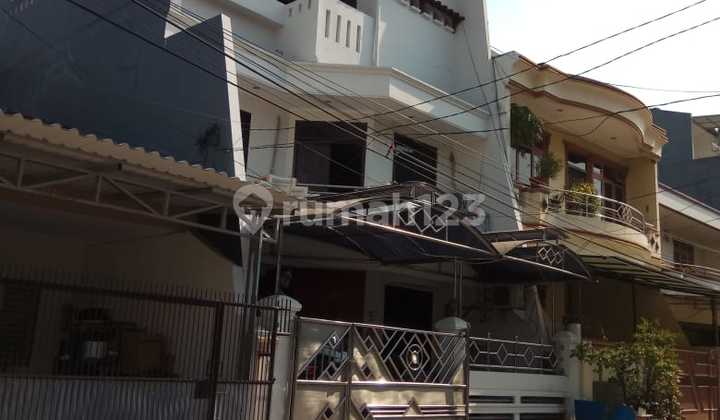 Old House in Muara Karang, Still Habitable Condition, Easy Access Close to Muara Karang Culinary Center