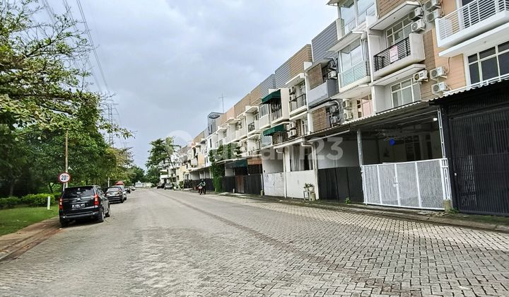 Ready-to-Occupy House in Pantai Indah Kapuk Area, Easy Access and Neat Condition for Rent