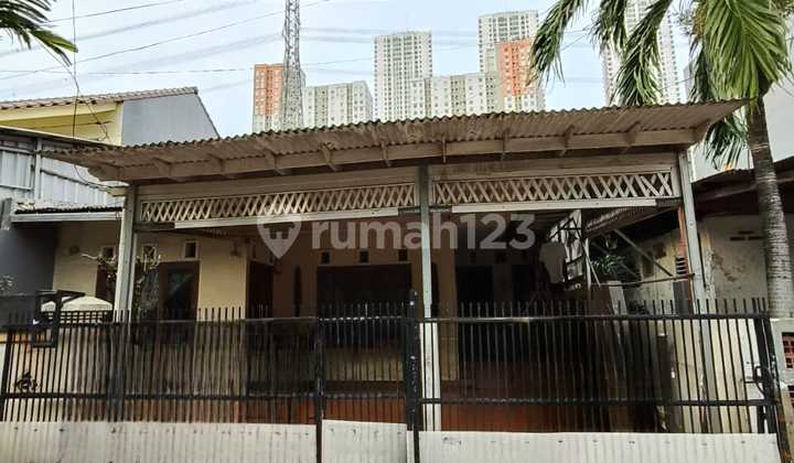 Rumah Lama Di Wilayah Muara Karang, Akses Mudah Berdekatan Dengan Baywalk Mall