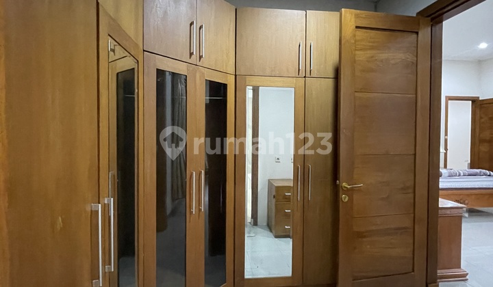 Rumah Siap Huni Dengan Swimming Pool Dikawasan Strategis Pondok Indah 2