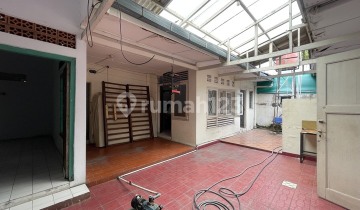 A step away from Gandaria City Mall, Old House Land Calculation South Jakarta