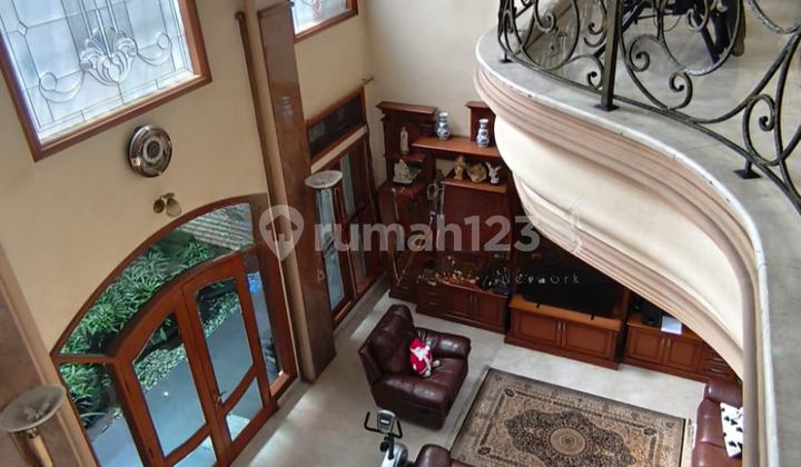 Beautiful Modern Classic House in Batununggal Bandung 2