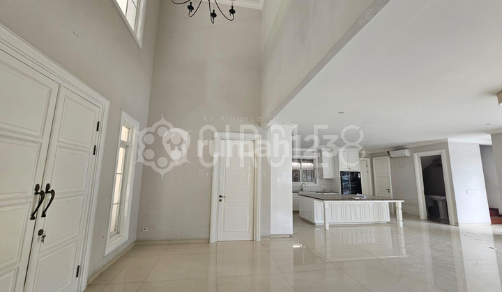 Luxury House With a Beautiful Swimming Pool in Karawaci, Tangerang 2