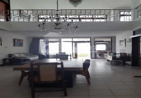 A house with a spacious garage in Setiabudi Bandung 2