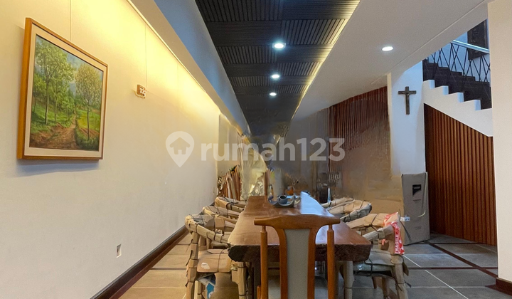 Lebih dari sekadar rumahini adalah karya seni hunian, tempat kemewahan dan kenyamanan bertemu Di Cidadap